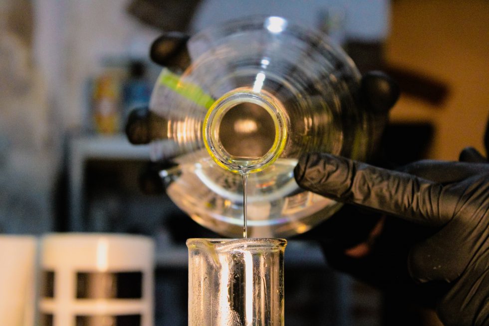 Abfüllung einer klaren Spirituose in eine Flasche in der Manufaktur